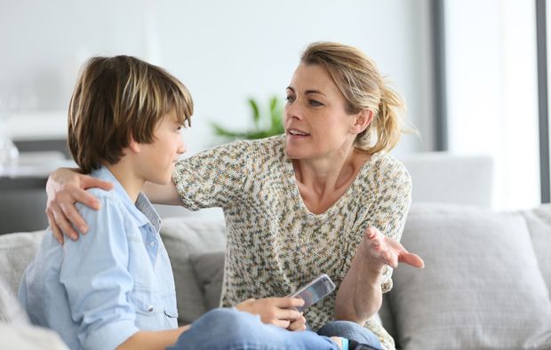 Mutter führt Gespräch mit Sohn