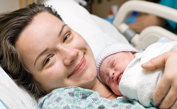 Mutter mit Neugeborenem Mutter mit Neugeborenem