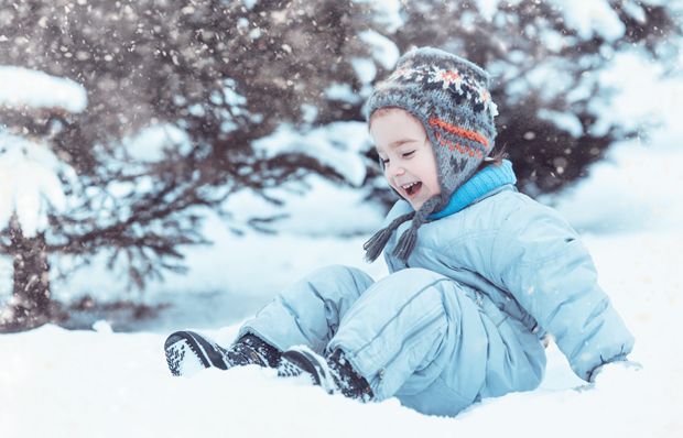 im Schnee spielen