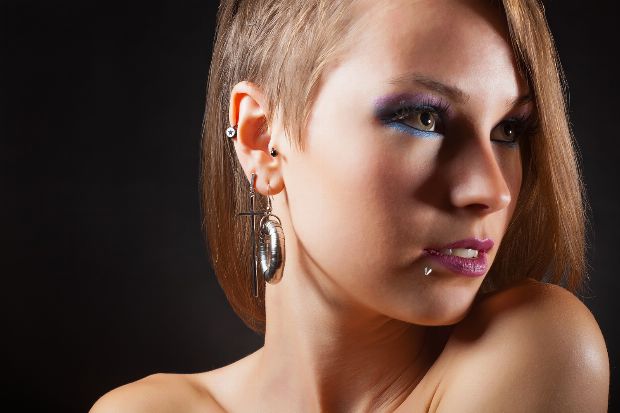 Frau mit Piercings