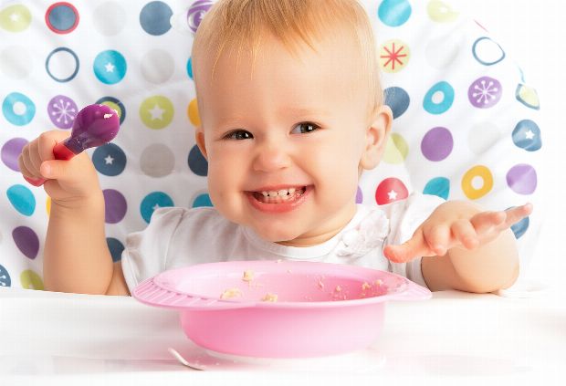 Baby hat Spaß beim Essen Baby hat Spaß beim Essen