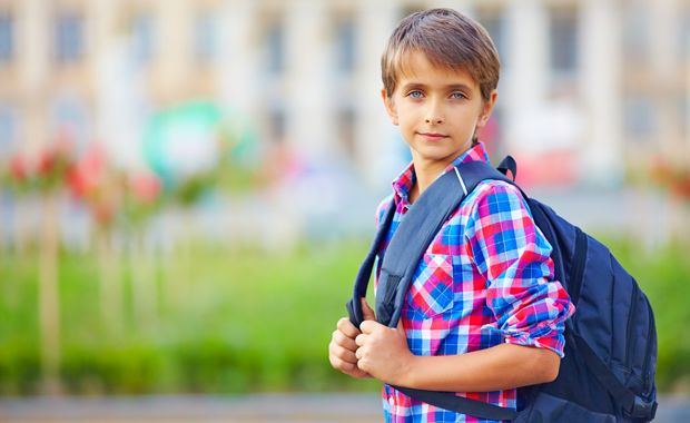 Junge geht in die Schule