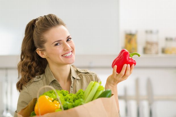 Frau ernährt sich gesund