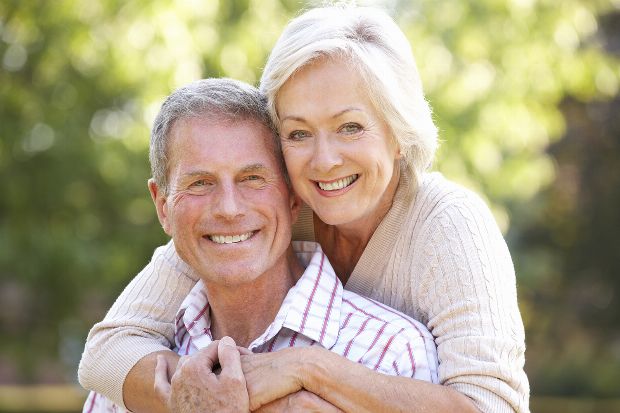 glückliches, verheiratetes Ehepaar glückliches, verheiratetes Ehepaar