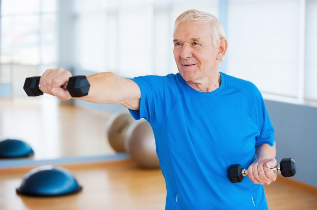 Mann bei Ergotherapie Mann bei Ergotherapie