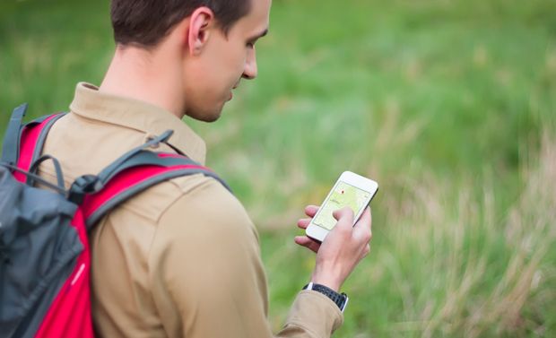 Junger Mann beim Geocaching