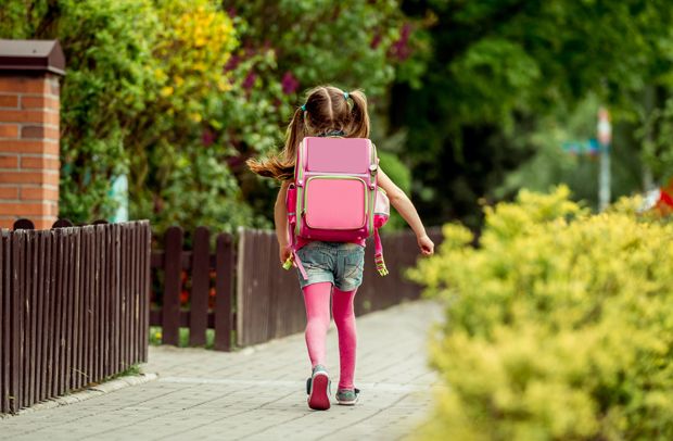 Mädchen auf dem Schulweg