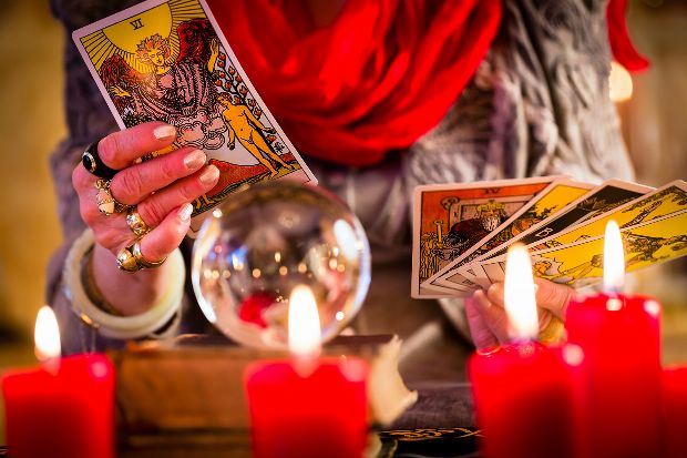 Frau legt Tarotkarten