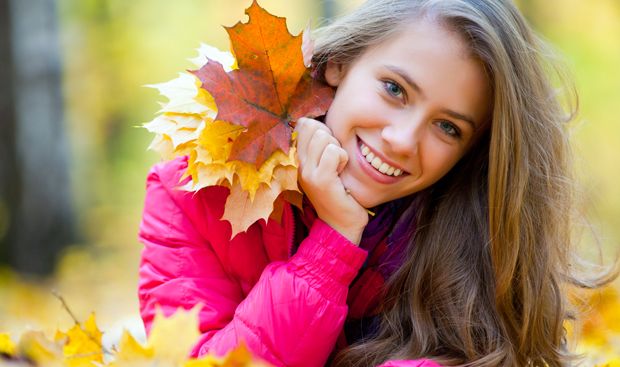 Frau genießt den Herbst
