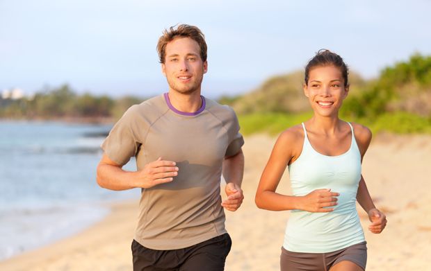 Mann und Frau joggen am Strand