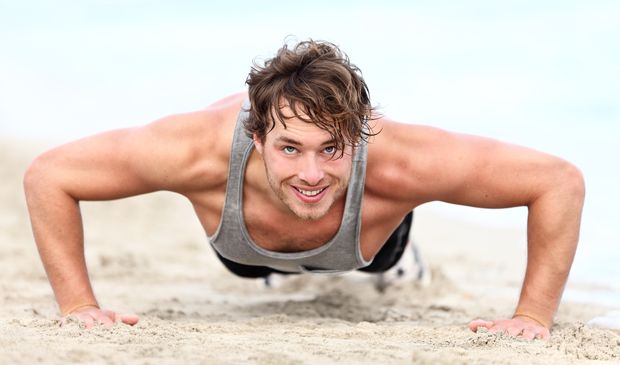 Mann macht Fitnessübung