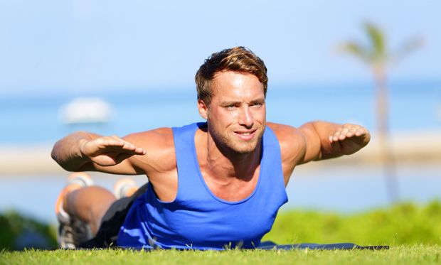 Mann macht Fitnessübungen Mann macht Fitnessübungen