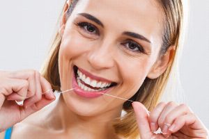 Tipps und Hausmittel für strahlend weiße Zähne