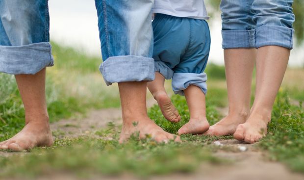 Familie ist barfuß unterwegs