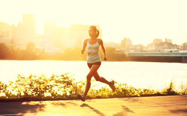 Sportliche Frau beim Joggen