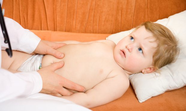 Bei einem Verdacht auf einen Darmverschluss sollte sofort ein Kinderkrankenhaus aufgesucht werden.