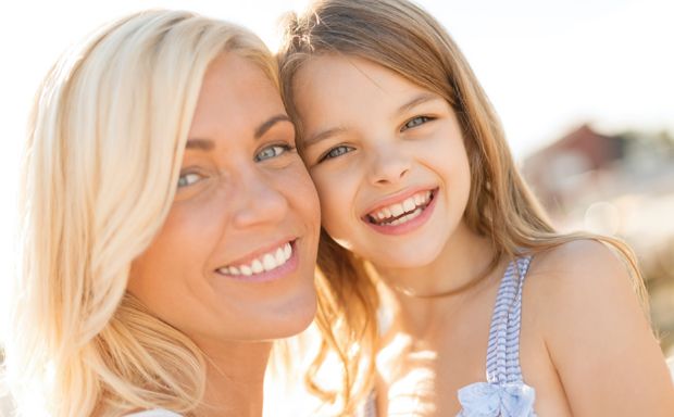 Selbstbewusste Mutter mit Tochter Selbstbewusste Mutter mit Tochter