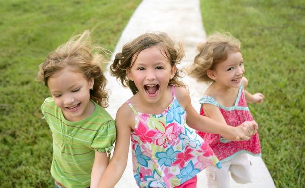 Kinder spielen in der Natur Kinder spielen in der Natur