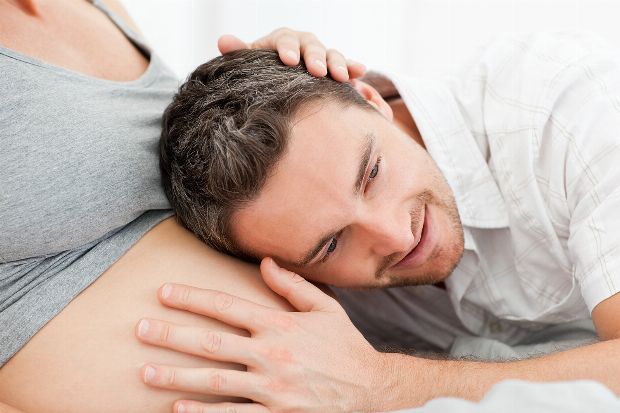 glückliche werdende Eltern