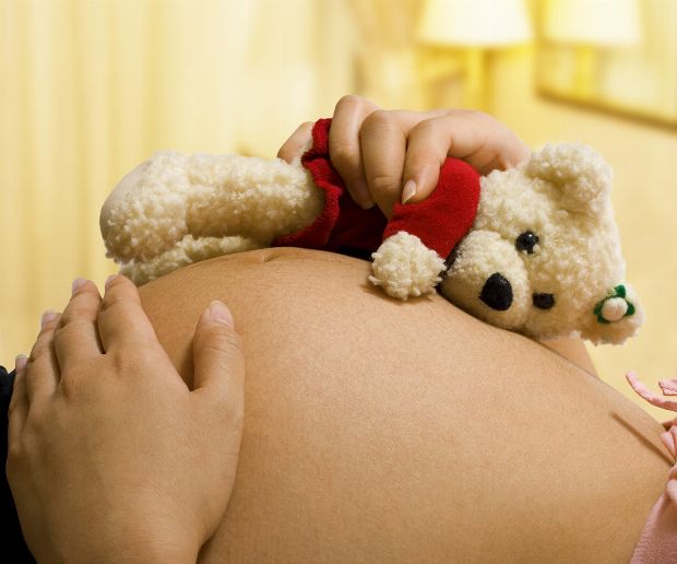 Schwangere Frau hält ihren Babybauch