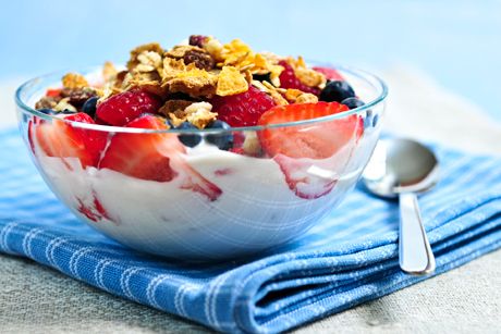 Früchte mit Joghurt und Müsli