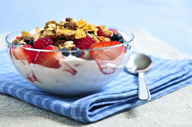 Früchte mit Joghurt und Müsli - Rezept