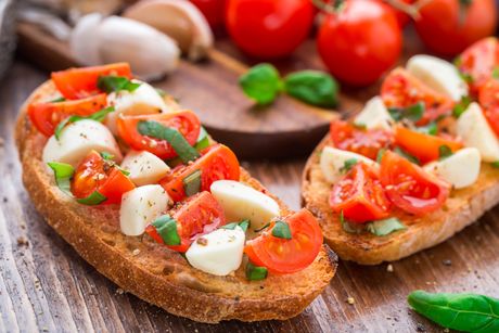 Vollkornbrot mit Mozzarella und Tomaten