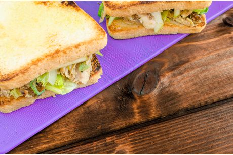 Toast mit Hähnchen, Ei und Tomaten