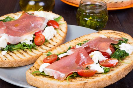 Gegrillte Bruschetta mit Prosciutto
