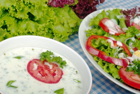 Salat mit Joghurt-Dressing