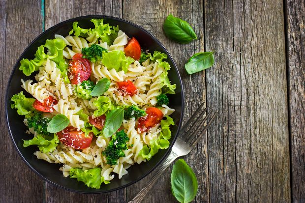 Nudelsalat mit Tomaten