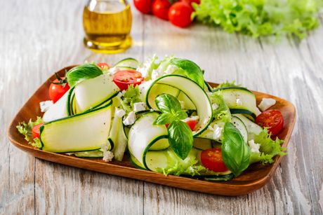 Zucchinisalat mit Gurken- und Apfeldressing