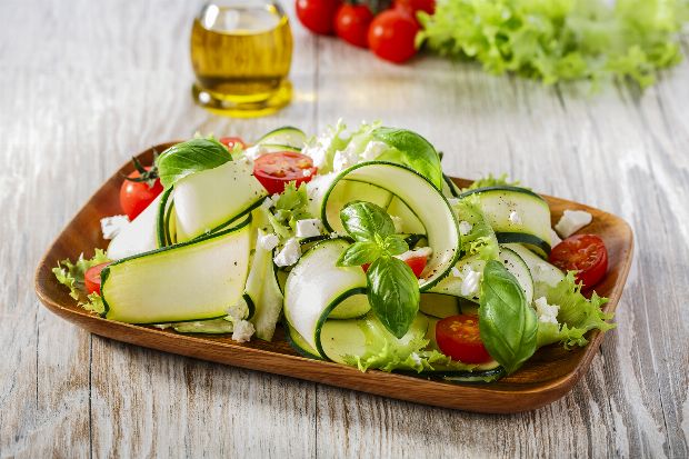 Zucchinisalat mit Gurken- und Apfeldressing - Rezept