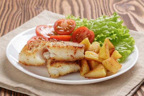 Folienfisch mit Gemüse und Salzkartoffeln