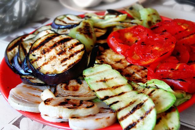 Gegrilltes Gemüse mit Knoblauch Dip