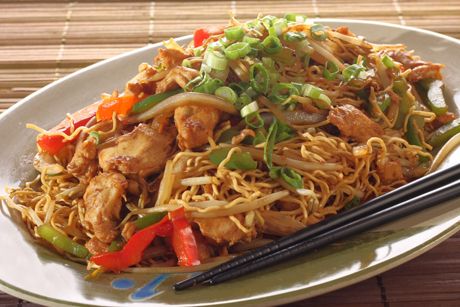 Huhn mit gebratenen Nudeln und Bambussprossen