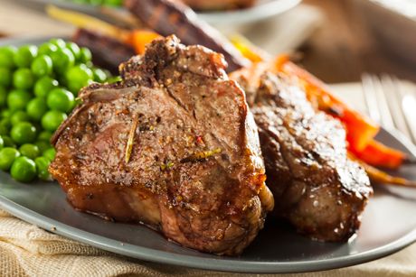 Gegrillte Lammkoteletts mit Gemüse