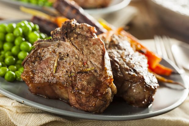 Gegrillte Lammkoteletts mit Gemüse