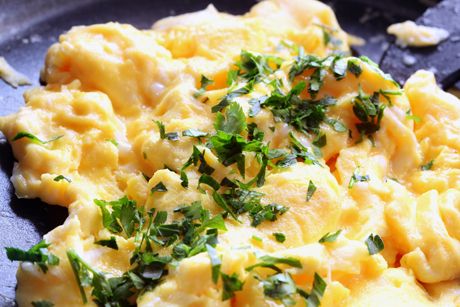 Rührei mit Rucola und Kräutern