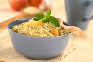 Apfel-Quinoa-Brei mit Zimtnote