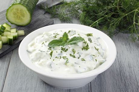 Knoblauchtopfen mit Gurke