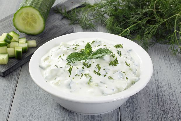 Knoblauchtopfen mit Gurke