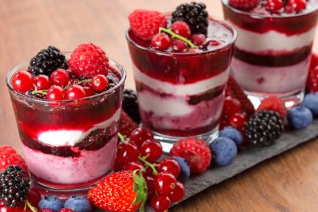 Süße Beeren mit Joghurtcreme