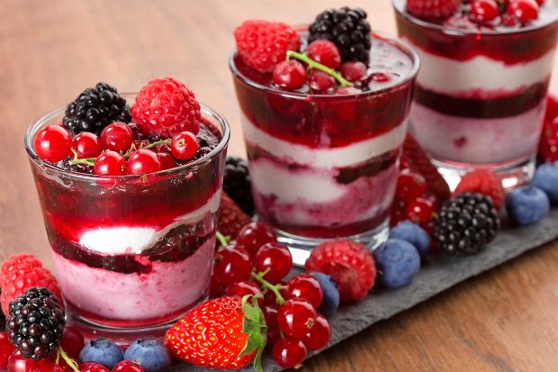 Süße Früchte mit Joghurtcreme
