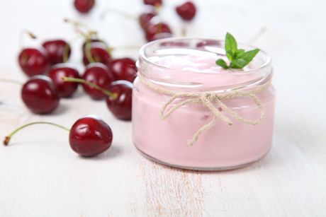 Vanillecreme mit Kirschen