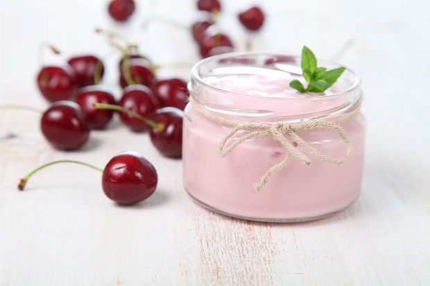 Vanillecreme mit Kirschen