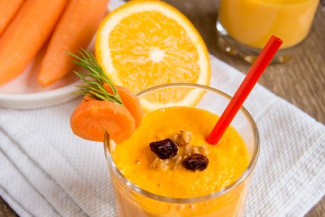 Karotten-Apfel-Smoothie mit Orangen