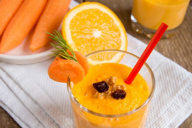 Karotten-Apfel-Smoothie mit Orangen Karotten-Apfel-Smoothie mit Orangen