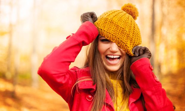 Frau gut gelaunt im Herbst Frau gut gelaunt im Herbst