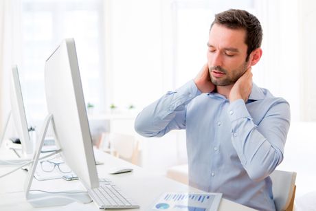 Tipps, um Nackenschmerzen bei Computerarbeit zu vermeiden